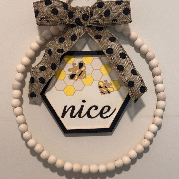 Hand made wooden beaded 10 inch circle bumble bee fashion wall decor wreath - Picture 5 of 5